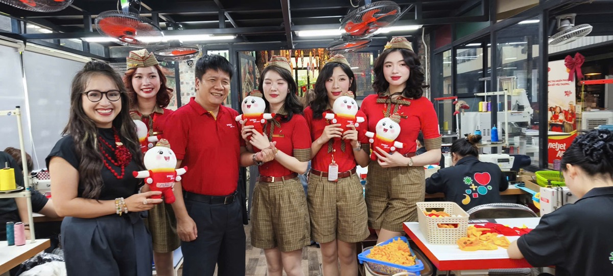 Đoàn doanh nghiệp cầm linh vật KymViet