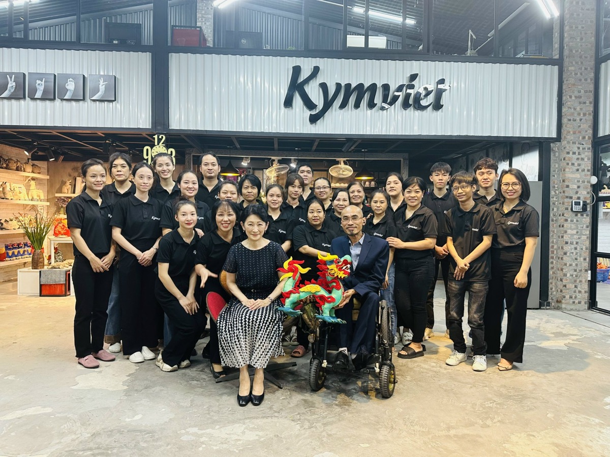 Đoàn ngoại giao chụp ảnh kỷ niệm tại KymViet