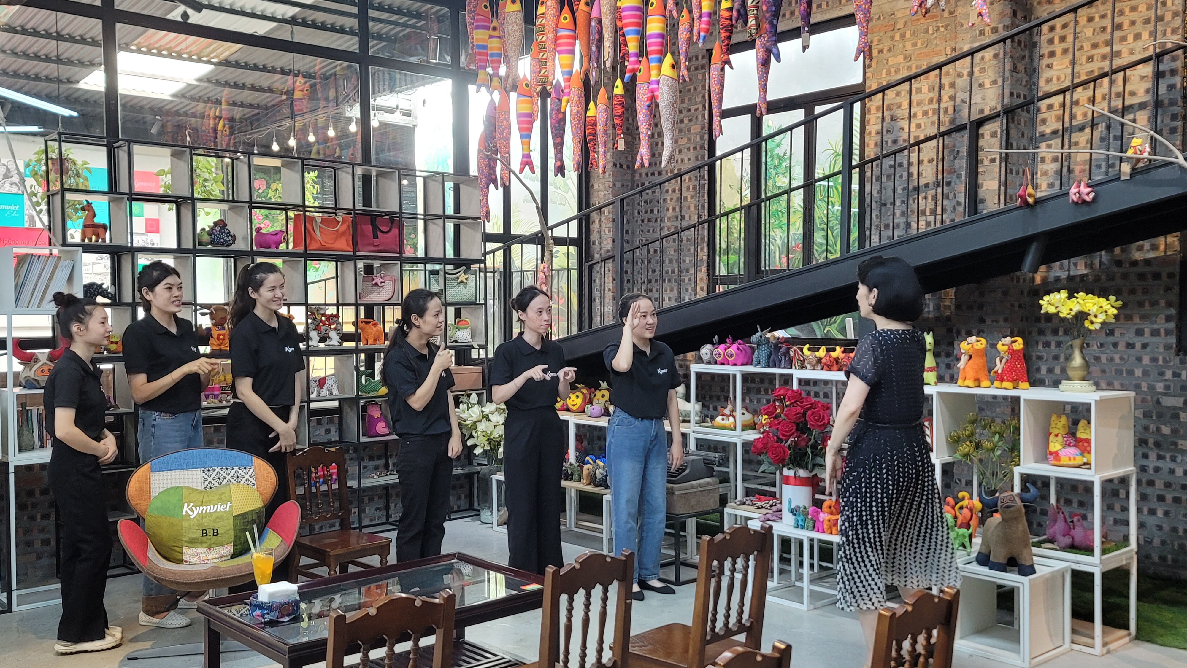 Ngoại giao giao lưu cùng người KymViet