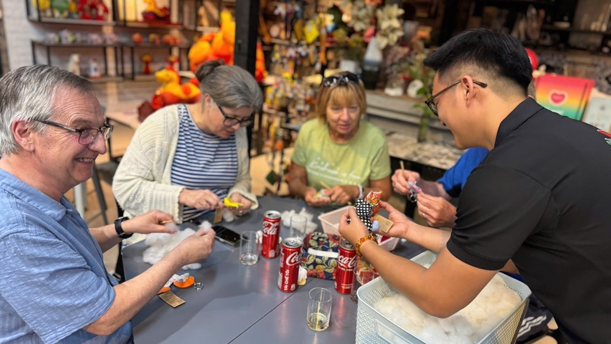 Khách quốc tế nghỉ ngơi trong không gian KymViet