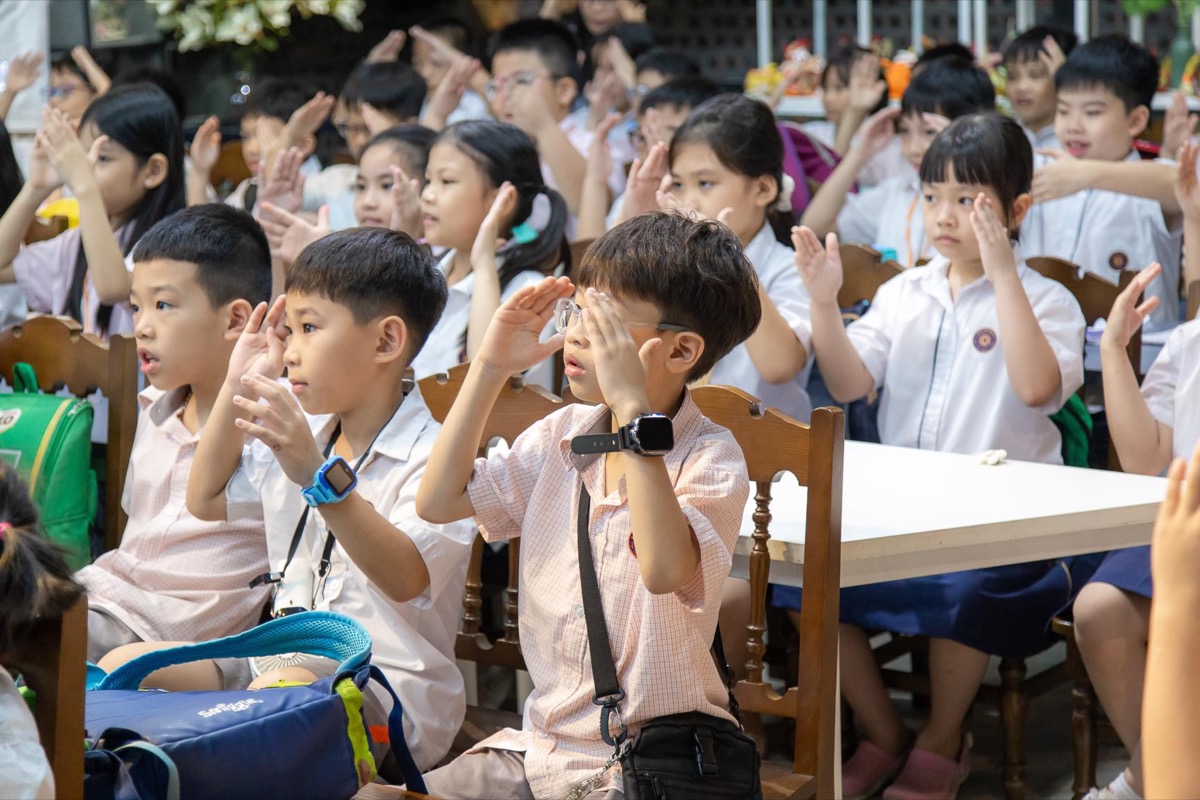 Học sinh hào hứng vỗ tay