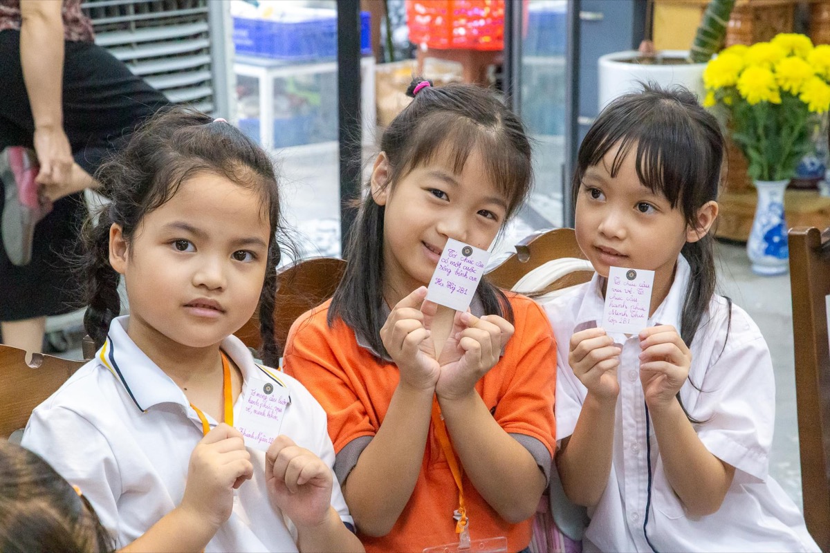 Học sinh khoe quà nhận được tại KymViet