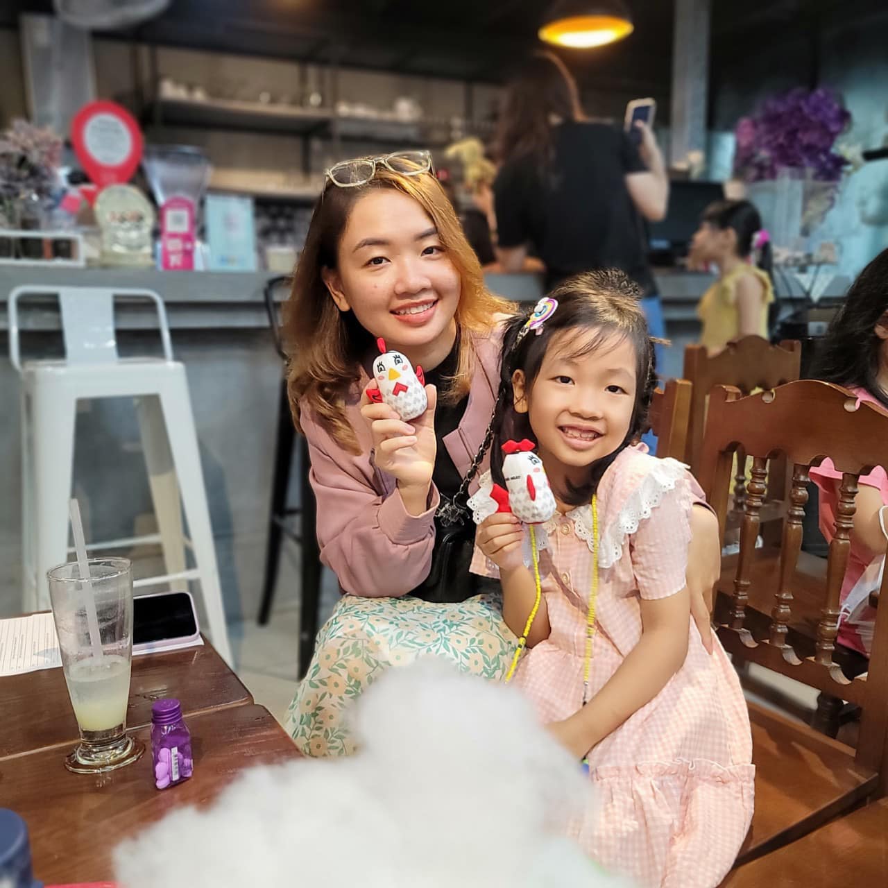 Học sinh trao đổi với người KymViet