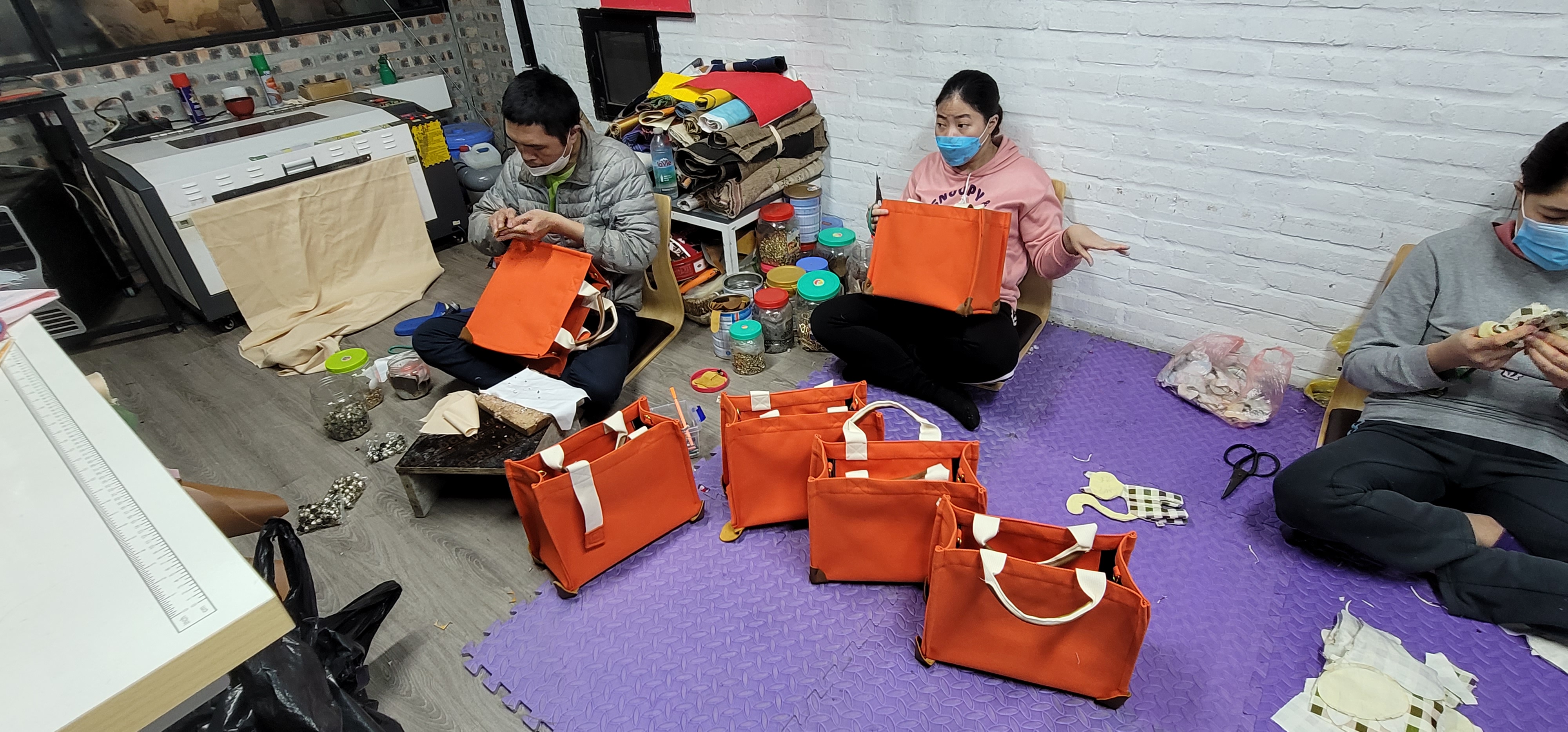 Bàn workshop với nguyên liệu thủ công