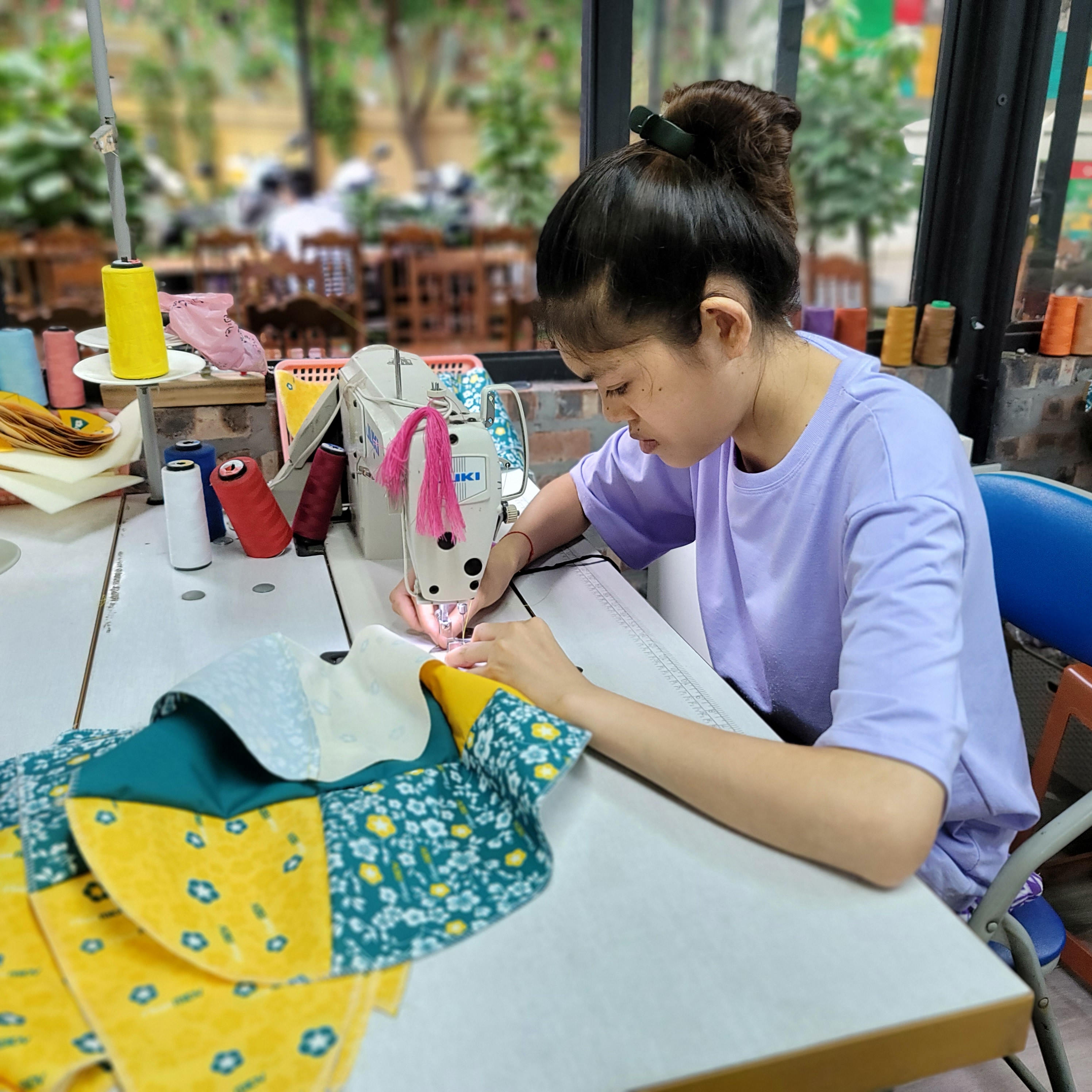 Khách hoàn thiện sản phẩm tại workshop